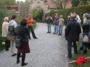 Treffpunkt und Beginn der Führung am Eingangsbereich von Schloss Tonndorf
